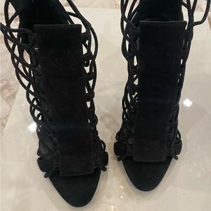 Beautiful, giuseppe zanotti black color. Mesh classy